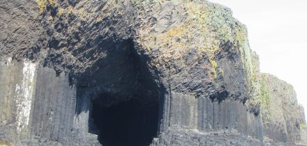 Fingal's Cave Staffa CC BY-SA 3.0, https://commons.wikimedia.org/w/index.php?curid=134549